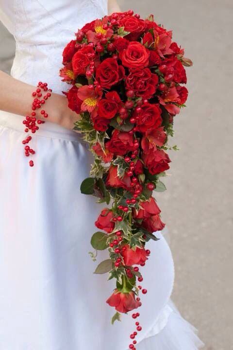 Bouquet a cascata con fiori e perline rossi